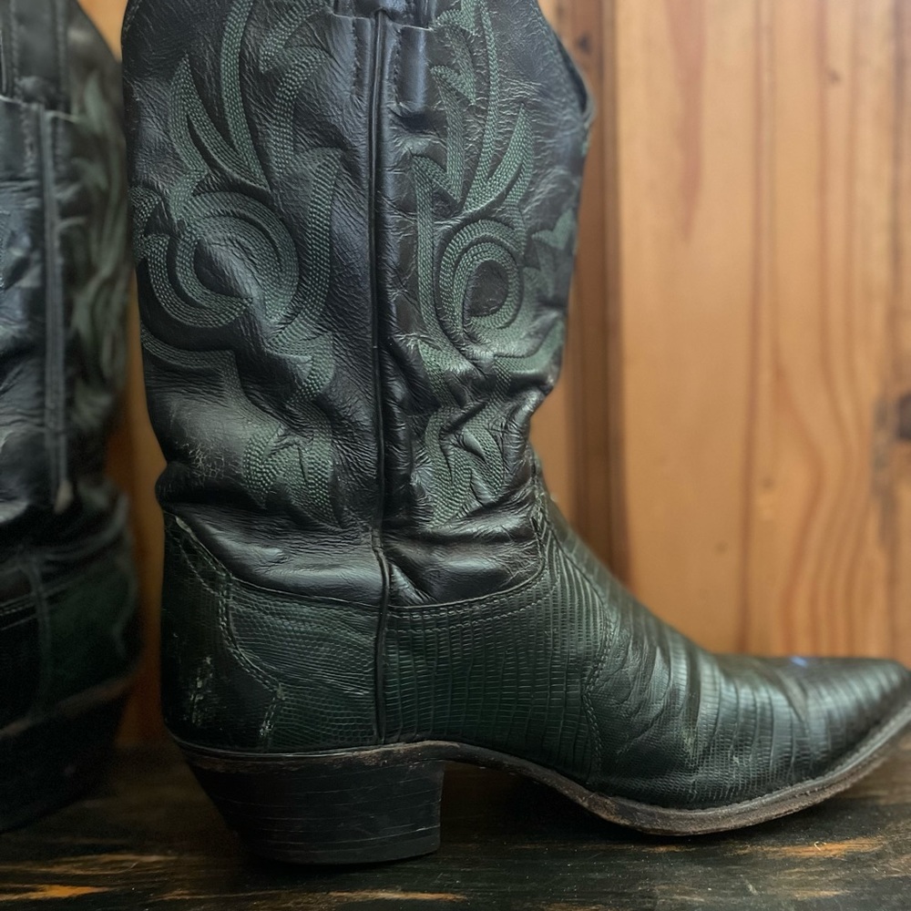 Funky vintage Justin lizard skin cowgirl boots.  Size 9